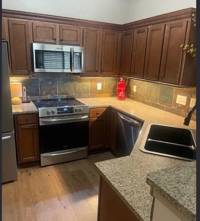 Photo - 104 Riverhaven Pl