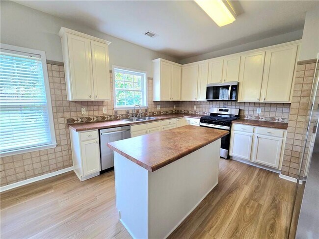 Photo - 621 Roxtree Ct NE