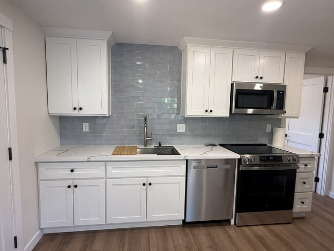 Photo - Charming 1-Bed Retreat in Kent: Cozy 460 Sq Ft Unit with Full Bath! Unidad B