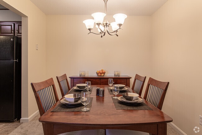 2BR Luxury /1200 sf Dining Room