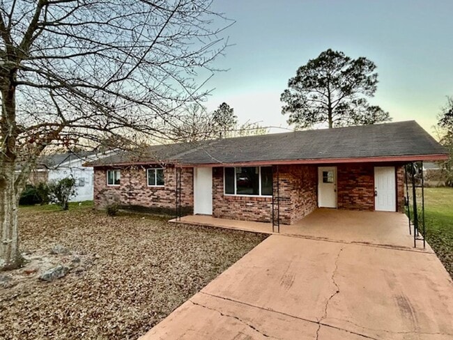 Building Photo - Moss Point 3 Bedroom