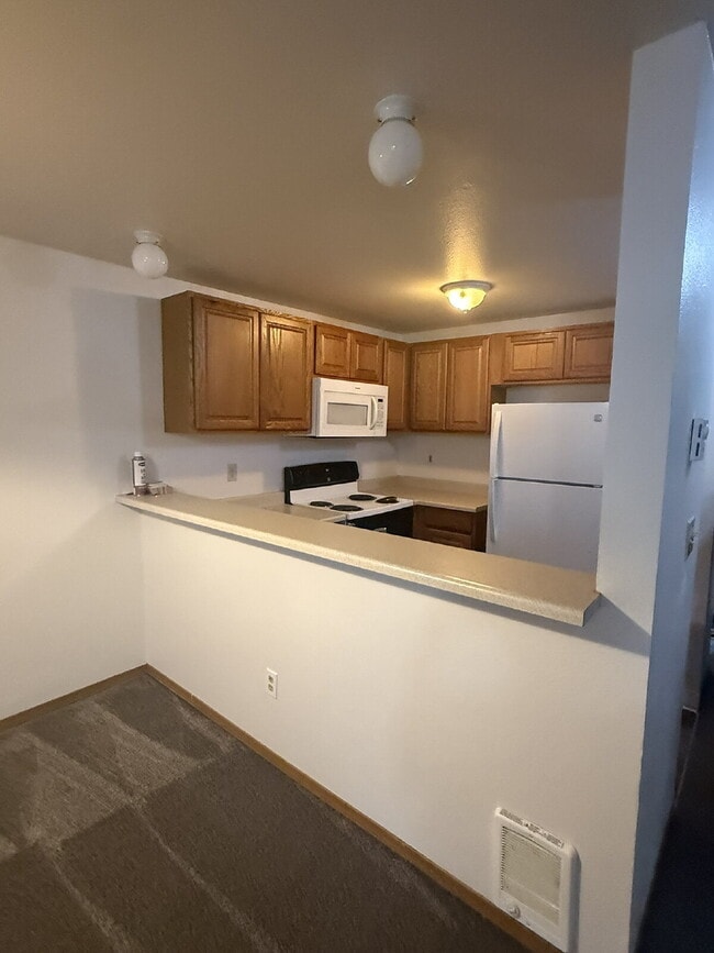 Building Photo - 2 Bedroom, 3 Bathroom Townhome Available for Immediate Move In Unit 10
