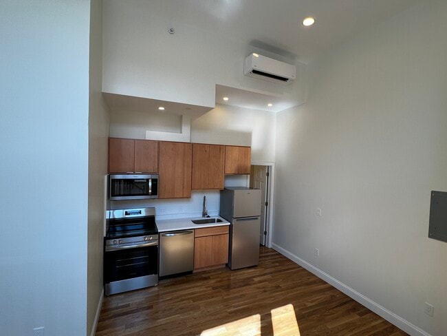 Building Photo - 6 Blossom St Unit 6
