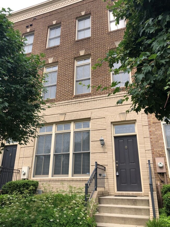 Building Photo - Luxury 4 level Townhome with Garage, Adjac...