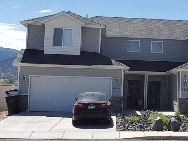 Building Photo - Adorable 3-Bedroom Townhome with 2-Car Gar...
