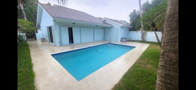 Photo - 315 Leeward Dr