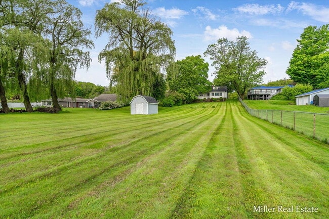 Photo - "Charming 3-Bedroom Lakehouse retreat with Spacious 2128 Sq Ft Layout in Hastings, MI!"