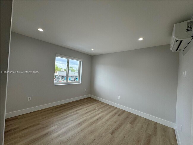 Photo - 161 Bentley Dr Unit B