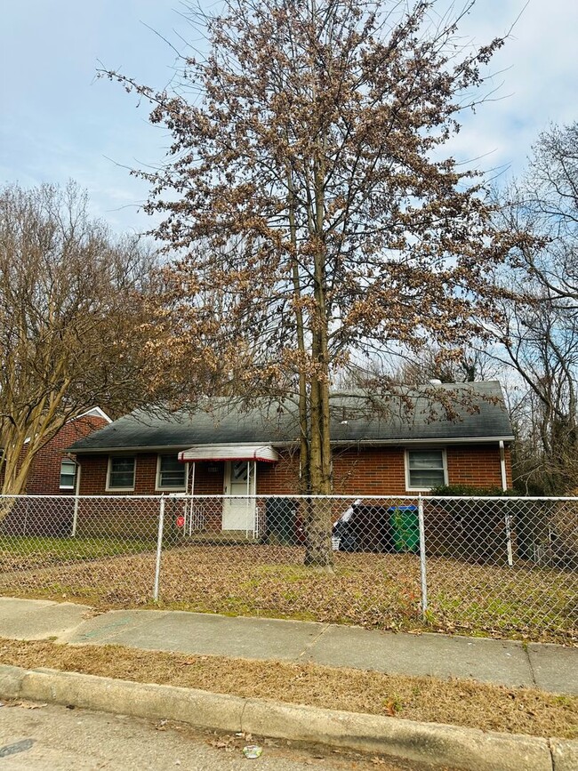 Photo - 3 bedroom house in Fulton Hill! Laundry, Central HVAC All electric, big fenced yard, hardwoods