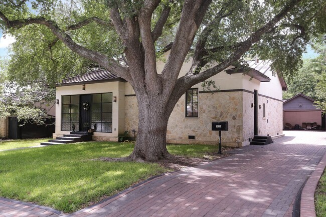 LUXURY 4-BEDROOM HOME IN ALAMO HEIGHTS - LUXURY 4-BEDROOM HOME IN ALAMO HEIGHTS