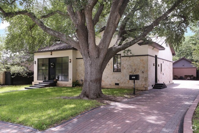 Building Photo - LUXURY 4-BEDROOM HOME IN ALAMO HEIGHTS