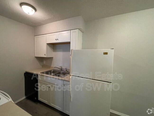 Building Photo - 900 S Crutcher Ave Unit Apt #1