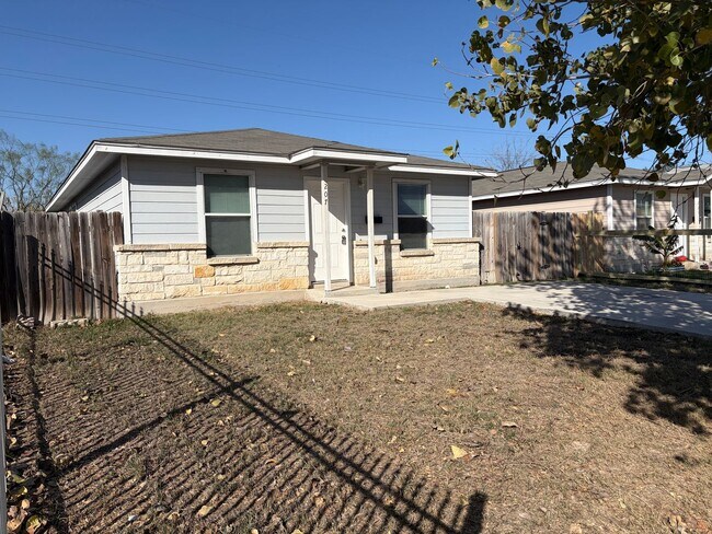 Photo - 3 bedroom, 2 bath with no carpet in a cul-de-sac street!