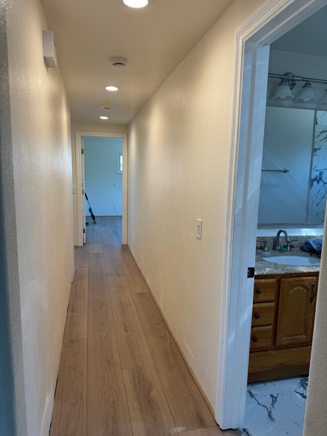 Building Photo - 2528 Bowdoin Pl