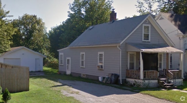 Building Photo - Coming Soon! Section 8 Accepted! Renovatio... Rental