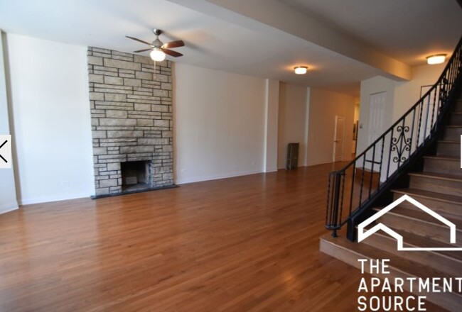 Building Photo - 904 W Belmont Ave