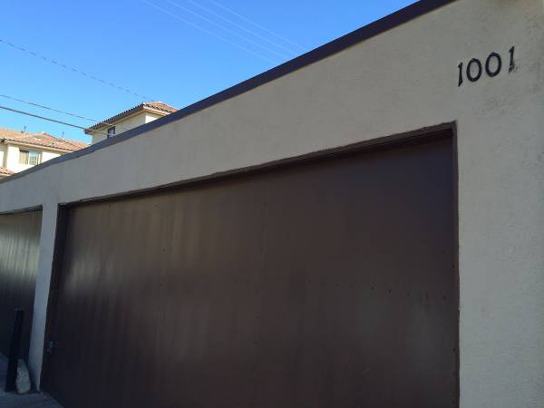 Garage with an access door to the backyard - 1001 S Tamarack Dr Unidad 2