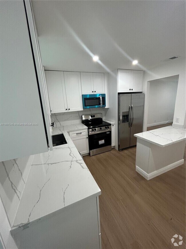 Building Photo - 808 SW 15th Ave Rental