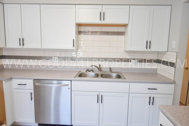 Photo - Beautiful split level home near Urbandale ...