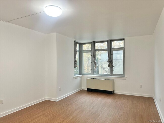 Photo - 40-26 College Point Blvd Unidad 8M