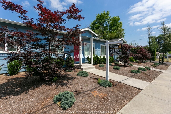 Building Photo - Two Bedroom Apartment with Private Patio in Glenfair Neighborhood! Unit 15535 NE Glisan Street  1