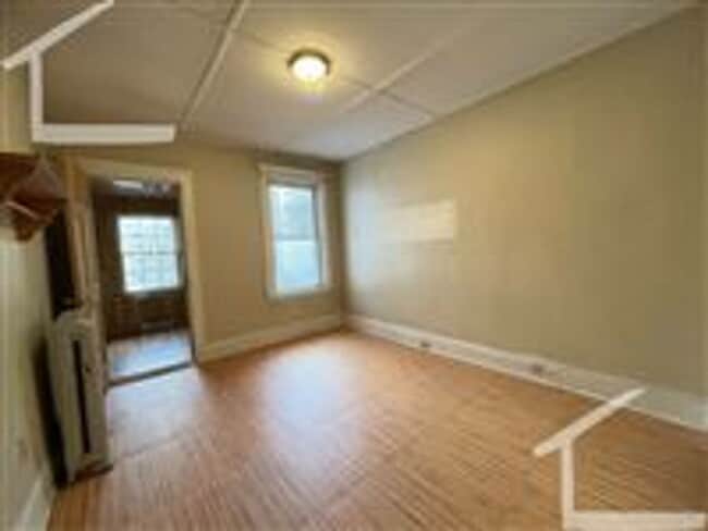 Photo - 196 Kelton St