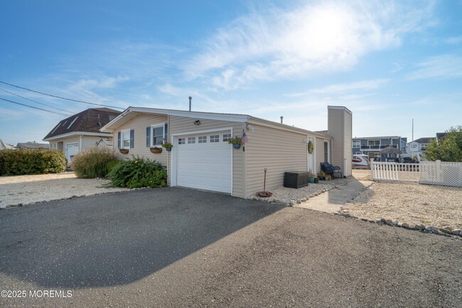 Photo - 825 Leeward Dr
