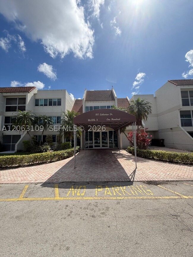 Building Photo - 100 Lakeview Dr Unit 214