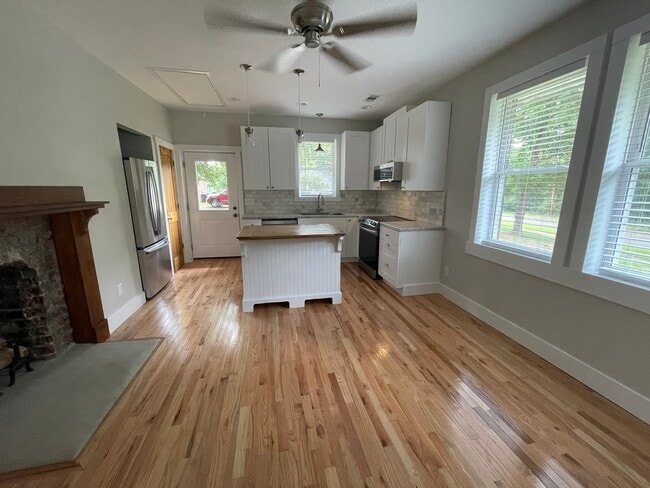 Photo - 32 Oak St NE