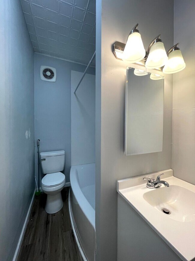 Photo - Bright Strawberry Mansion Apartment Close ... Unit Apt 1