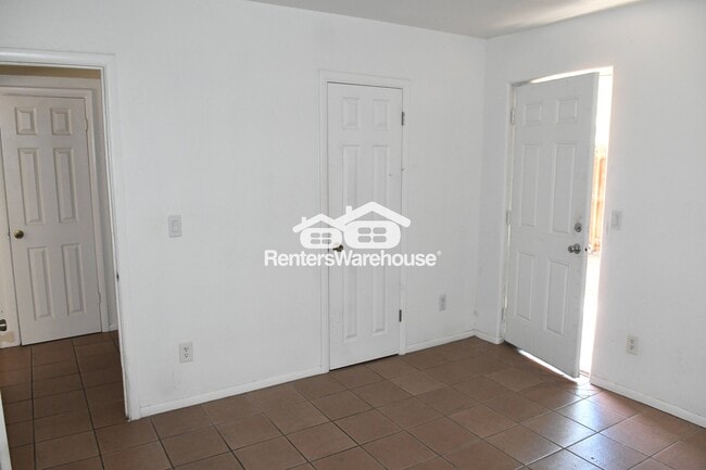 Building Photo - 729 E Mission Ln