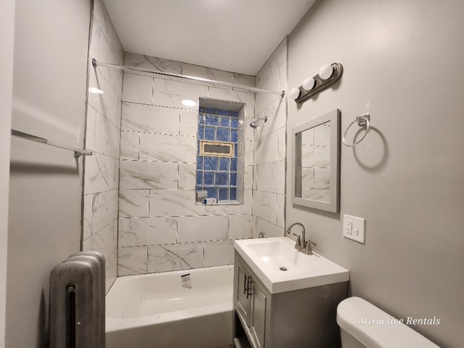 Photo - 654 E 81st St