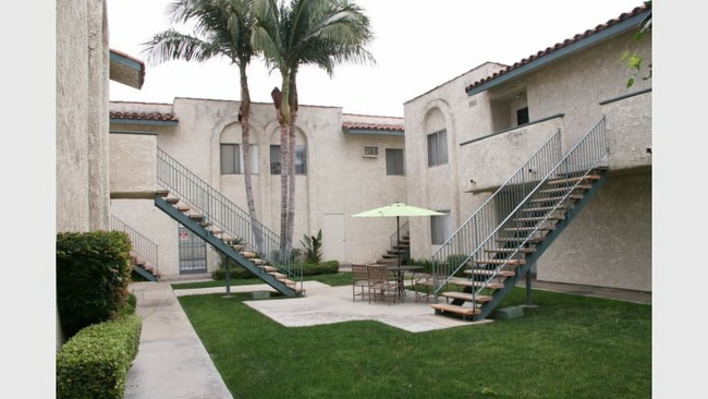 Villa Tuscany Apartments