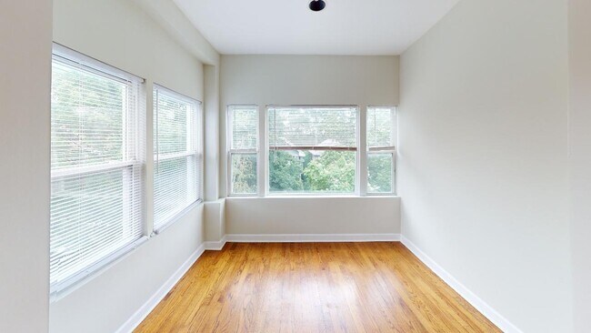Photo - Rogers Park 2 Bed 1 Bath! Available 6/10 / Dog Friendly / Laundry In Building Unit 3