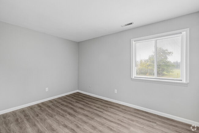 2BR, 1BA - 910SF - Second Bedroom