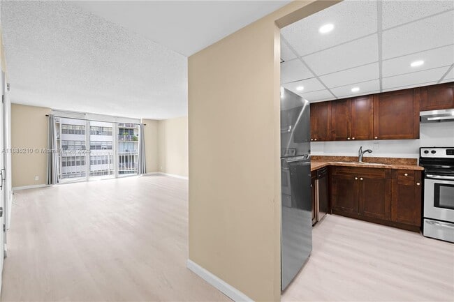 Building Photo - 16740 NE 9th Ave Unit 508