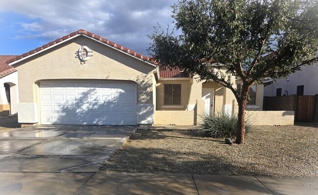 Building Photo - Stunning 4-bedroom 2-bathroom home