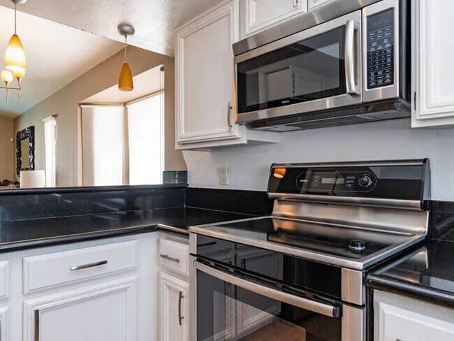 Photo - 318 W Sandra Ter