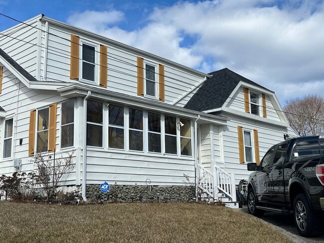 Building Photo - Sunny, Clean, Quiet 2 bedroom 1 bath 2nd floor apartment