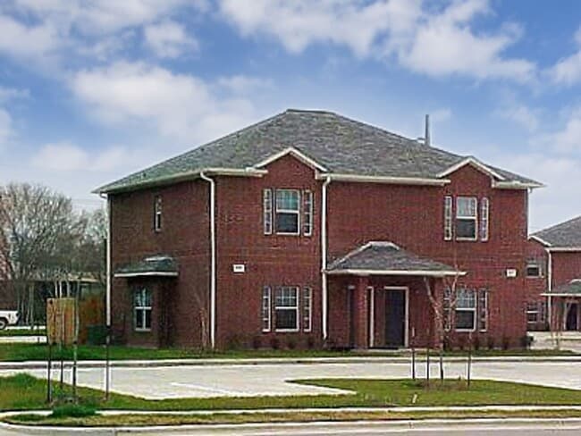 Building Photo - Great Price for a 3/3 Duplex