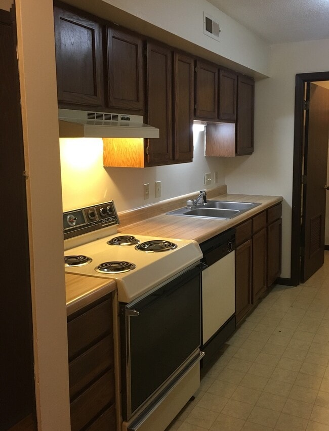 Photo - 2 Bedroom Condo Next to East Broadway Shopping