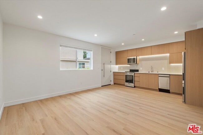 Photo - 11023 Blix St