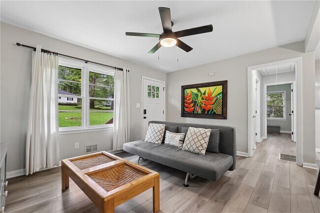 Photo - 6385 Lobelia Rd SW