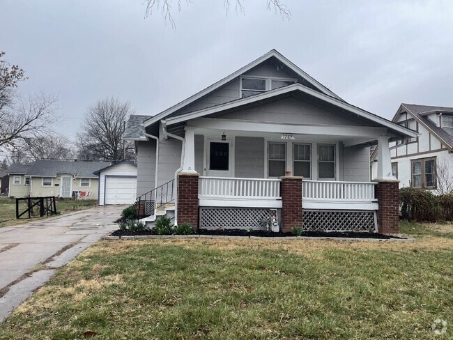 Building Photo - Charming 3 Bedroom Home with Hardwood Floo...