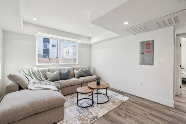 MH 1314 W 35th Pl