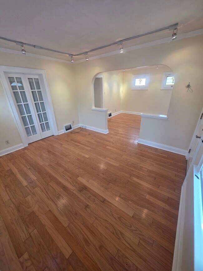 Photo - 6731 Lansdowne Ave