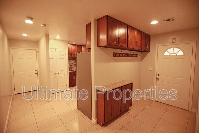 Photo - 1003 W Howe St