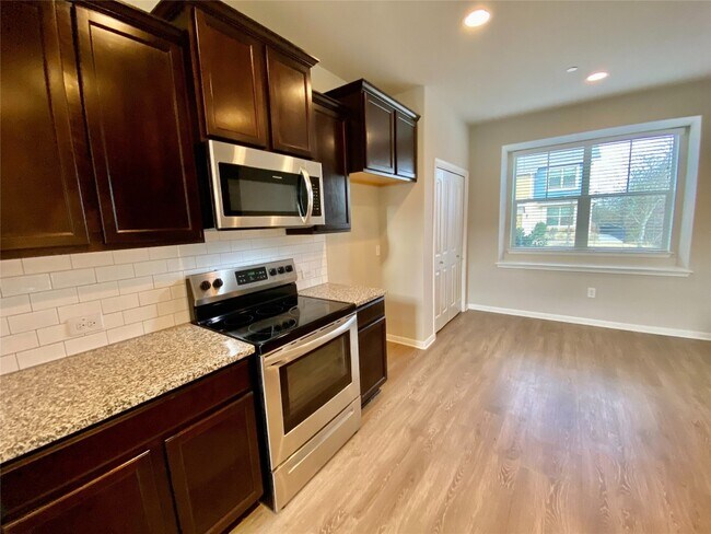 Photo - 516 E Slaughter Ln