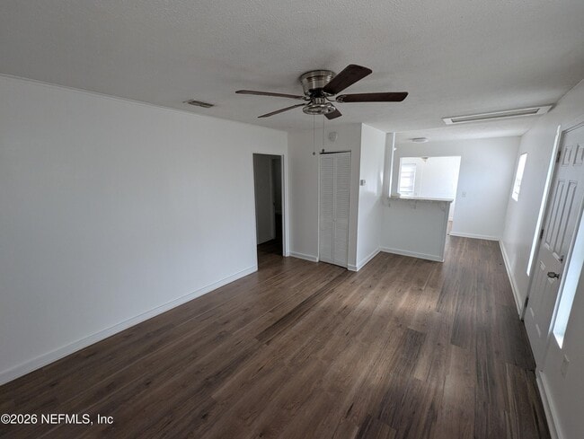 Photo - 3333 Myra St