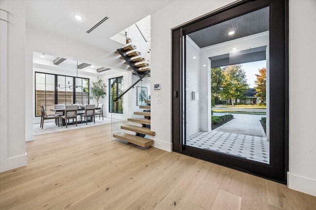 Photo - 431 W 30th St